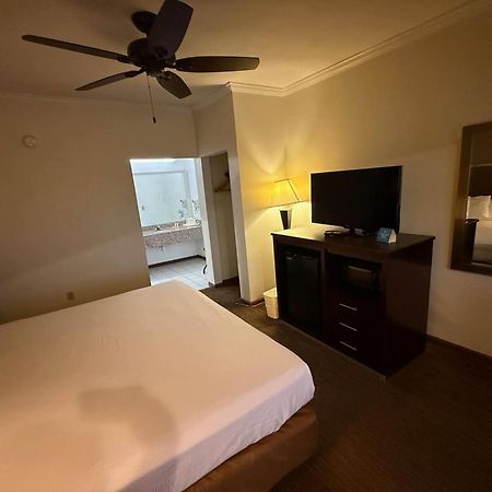 Inn Of Navasota Hotel Экстерьер фото